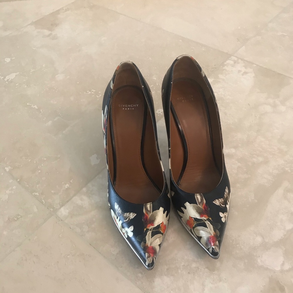 Givenchy fabric pointed pumps.